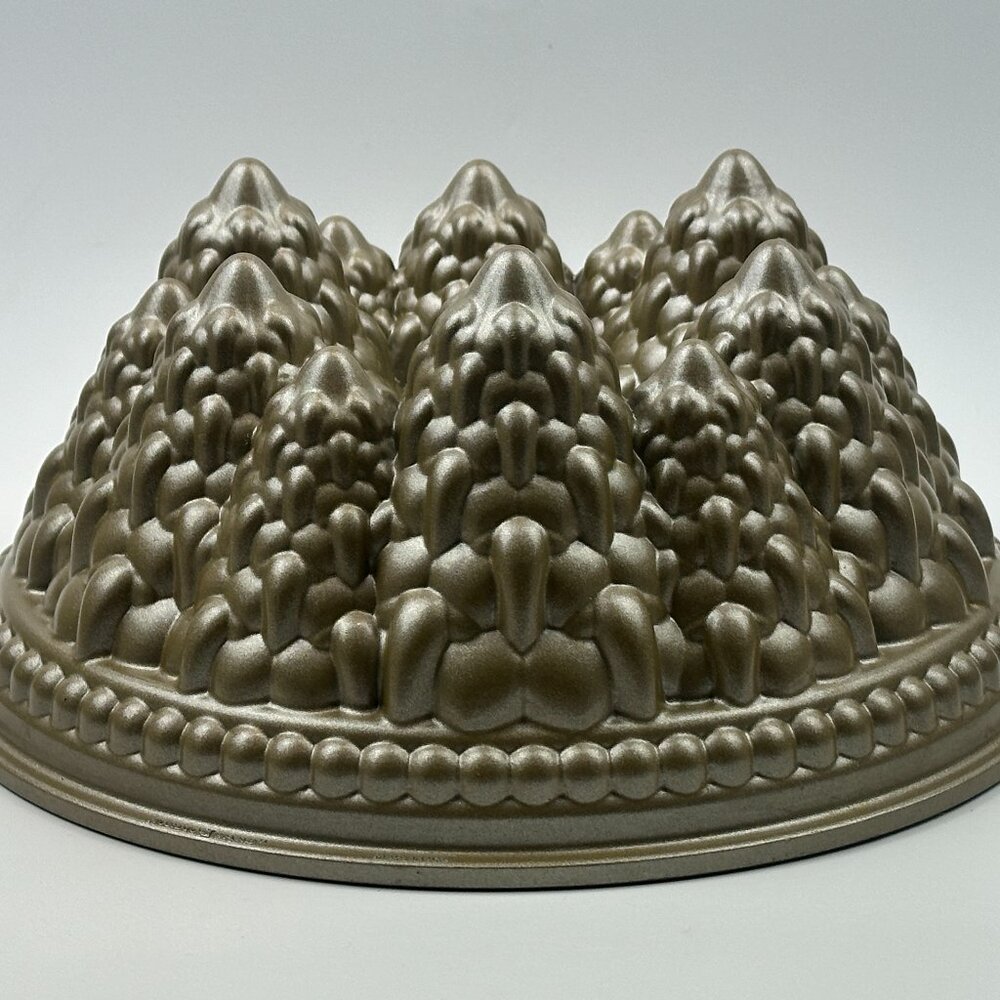 Williams Sonoma - Nordic Ware - Gold 9 Cup Pine Forest Bundt® Pan NEW